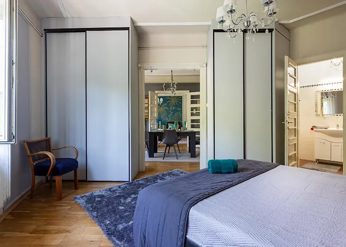 Serpentine Apartments At Buda Castle